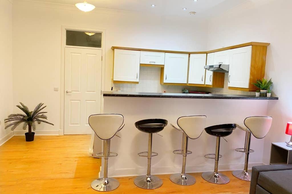 Cozy Nights - Ibrox Street Apartment Glasgow Bagian luar foto